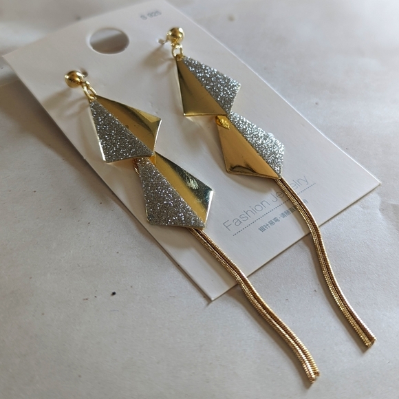 Earrings- Dangling - Picture 1 of 2